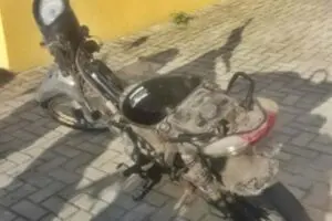 Denúncia de moto que estava sendo depenada levou policiais até os suspeitos