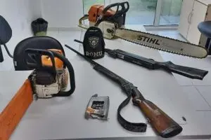 Armas e duas motosserra foram apreendidas na abordagem