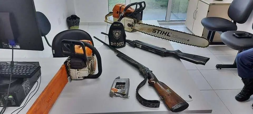 Armas e duas motosserra foram apreendidas na abordagem