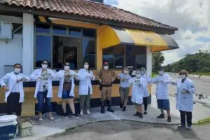 Equipes da prefeitura de Matinhos e da Polícia Rodoviária Estadual realizam barreira sanitária na entrada do município