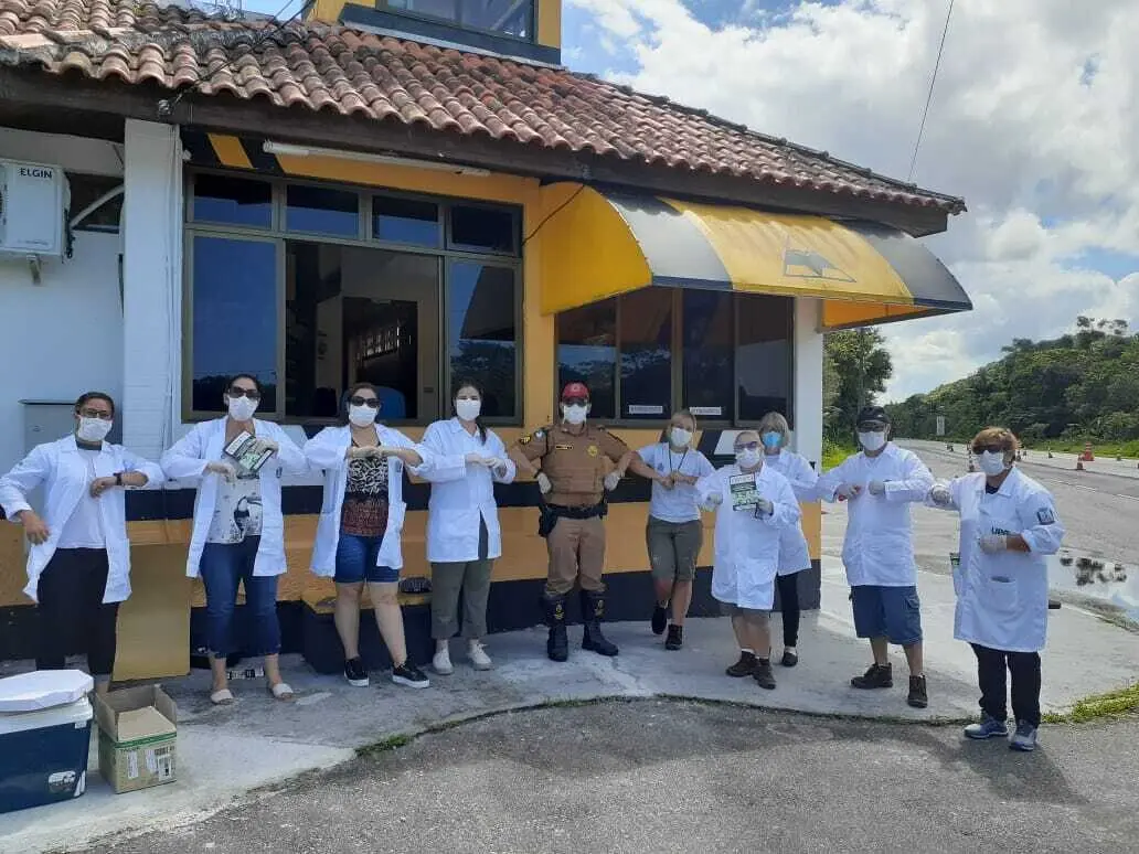 Equipes da prefeitura de Matinhos e da Polícia Rodoviária Estadual realizam barreira sanitária na entrada do município