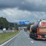 Caminhões chegando ao pedágio entre Curitiba e o Litoral