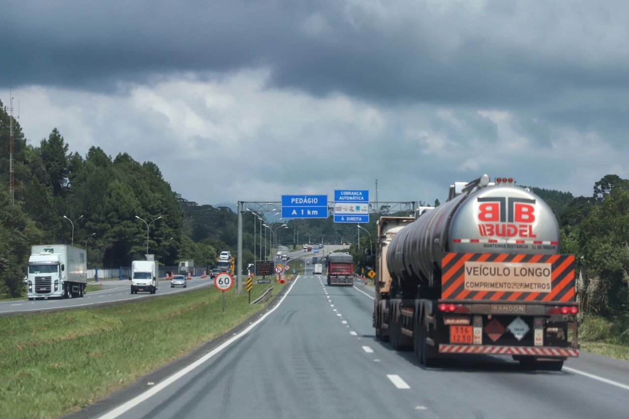 Caminhões chegando ao pedágio entre Curitiba e o Litoral