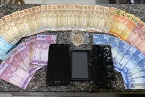 Dinheiro e pedras de crack foram apreendidos na abordagem aos suspeitos