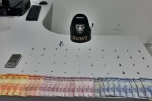 Porções de crack e cocaína, além de dinheiro, foram apreendidas na abordagem