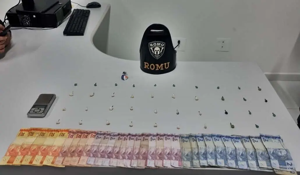 Porções de crack e cocaína, além de dinheiro, foram apreendidas na abordagem