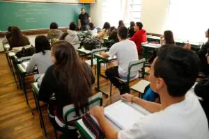 237-mil-estudantes-paranaenses-estao-inscritos-no-enem