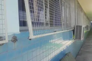 Grade da janela da escola foi arrombada
