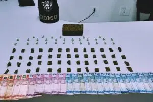 Porções de maconha e pedras de crack foram apreendidas durante abordagem