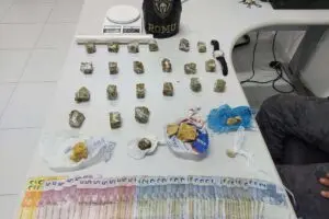 Porções de maconha, pedras de crack e dinheiro foram apreendidas na abordaem