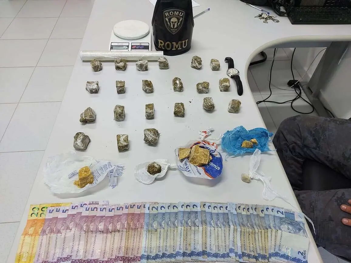 Porções de maconha, pedras de crack e dinheiro foram apreendidas na abordaem