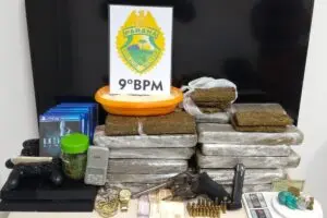 Durante a ação ainda foram apreendidos dinheiro, munições, arma de fogo e balanças de precisão