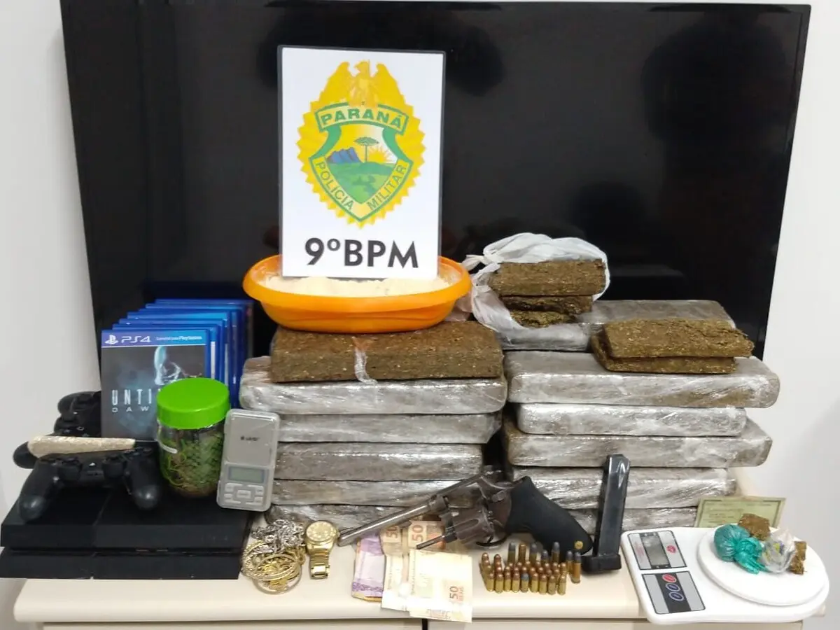Durante a ação ainda foram apreendidos dinheiro, munições, arma de fogo e balanças de precisão