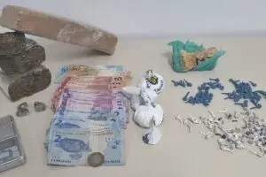 Porções de crack e maconha foram apreendidas na abordagem