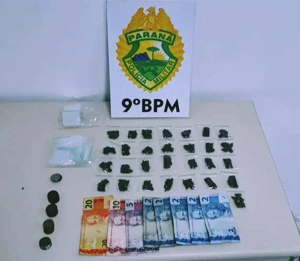 Porções de maconha e dinheiro foram apreendidos na abordagem