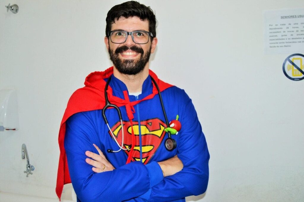 medico-super-heroi-atende-criancas-e-conquista-a-confianca-dos-pequenos