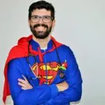 medico-super-heroi-atende-criancas-e-conquista-a-confianca-dos-pequenos