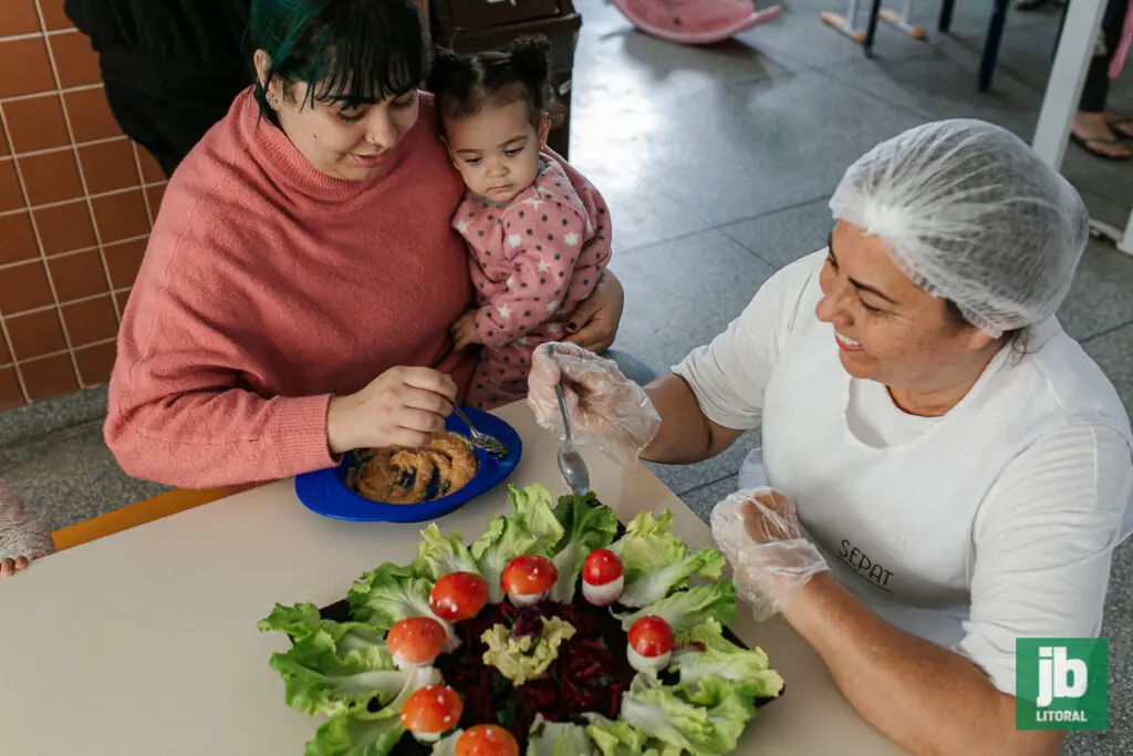 A merendeira Vângela deu início às produções lúdicas com as frutas e verduras. Foto: Felipe Luiz Alves/JB Litoral
