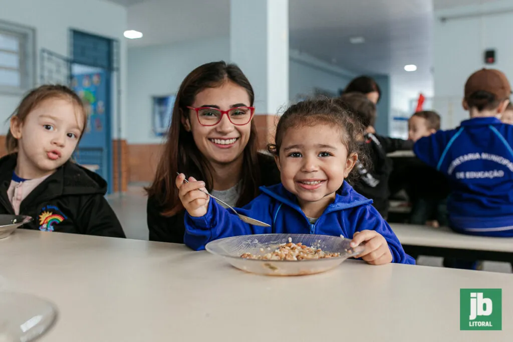 Maria Eduarda, mãe da pequena Hadassa, conta alegre sobre a mudança na alimentação da filha depois que ingressou no CMEI. Foto: Felipe Luiz Alves/JB Litoral