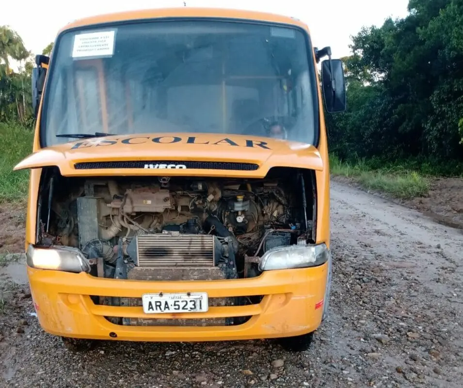 Ônibus do transporte escolar