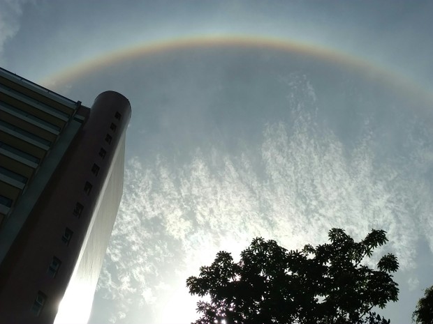 Espécie de arco-íris em torno do sol também pode ocorrer à noite, no entanto, em torno da lua (Foto: Almir Alves / Arquivo Pessoal)
