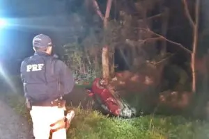 Acidente ocorreu na noite de domingo, 23, e motorista morreu no local