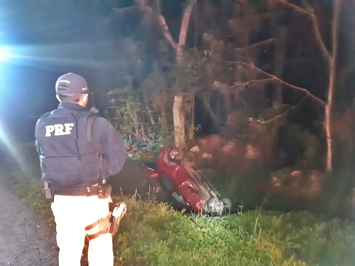 Acidente ocorreu na noite de domingo, 23, e motorista morreu no local