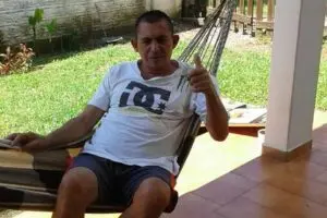 Nado Valentim sentado na rede. Faz um joinha com a mão