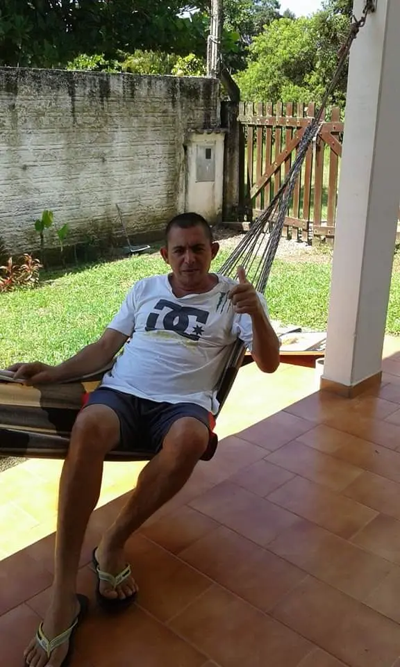 Nado Valentim sentado na rede. Faz um joinha com a mão