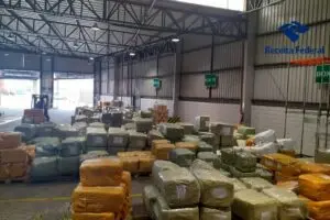Dentre os produtos ilegais, que vieram da China, estão vestuários, calçados, pen drives, bonés, cintos e bolsas