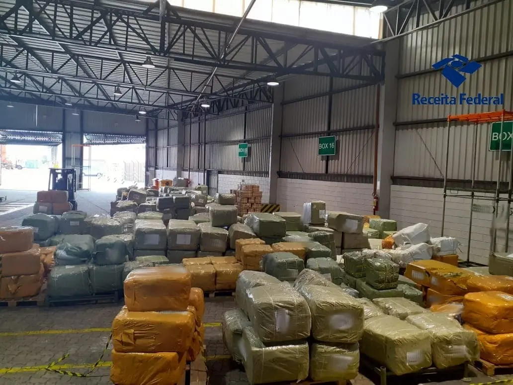 Dentre os produtos ilegais, que vieram da China, estão vestuários, calçados, pen drives, bonés, cintos e bolsas