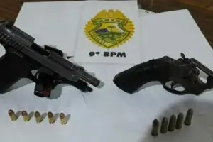 Duas armas de fogo foram apreendidas com os suspeitos