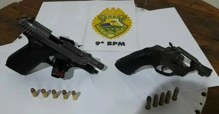 Duas armas de fogo foram apreendidas com os suspeitos