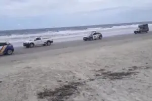 Guarda Municipal fiscaliza banhistas em praia de Pontal do Paraná