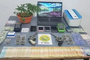 Na ação ainda foi apreendida outra arma de fogo, dinheiro e entorpecente