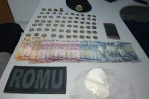 Drogas e dinheiro estavam nos bolsos do menor
