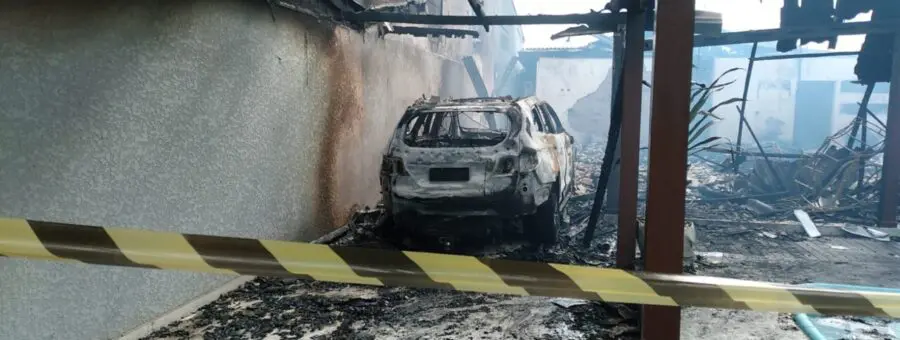 Casa incêndia no Ouro Fino