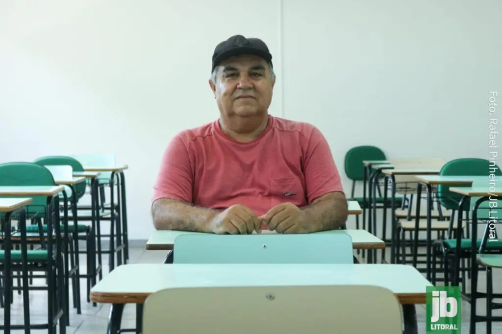 Marcos sempre dormiu pouco e viveu muito; com duas profissões ao mesmo tempo por duas décadas, ele aposentou da estiva e passou no vestibular da UFPR. Foto: Rafael Pinheiro/JB Litoral