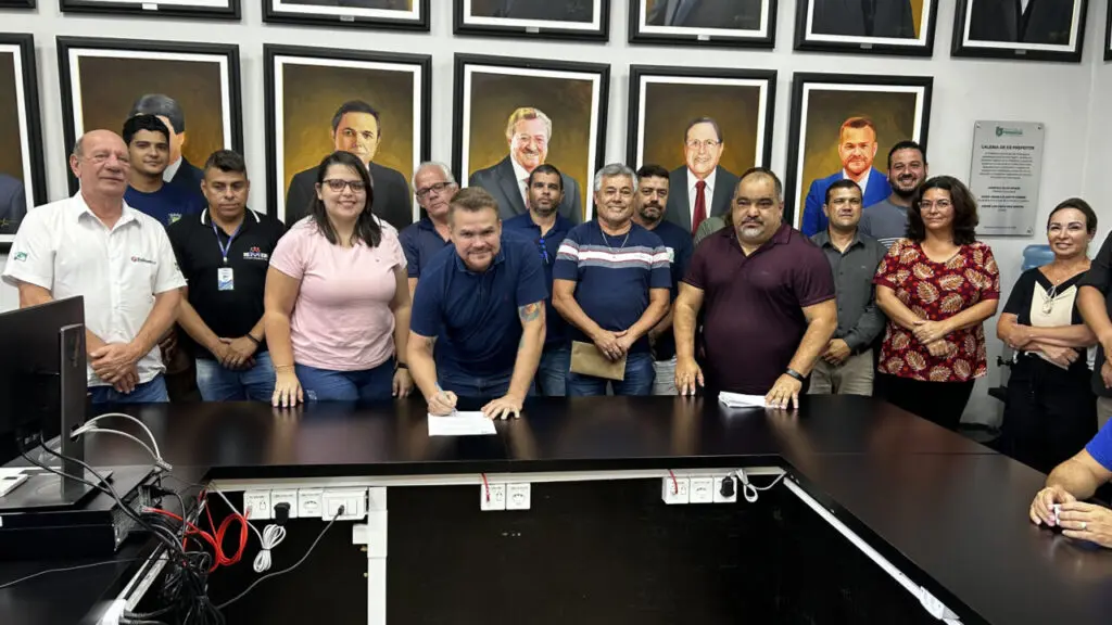 Assinatura do decreto que concede reajuste da ajuda de custo aos servidores municipais foi realizada na Prefeitura de Paranaguá, com a presença de secretários e vereadores. Foto: Prefeitura de Paranaguá