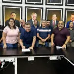 Assinatura do decreto que concede reajuste da ajuda de custo aos servidores municipais foi realizada na Prefeitura de Paranaguá, com a presença de secretários e vereadores. Foto: Prefeitura de Paranaguá