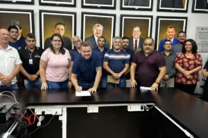 Assinatura do decreto que concede reajuste da ajuda de custo aos servidores municipais foi realizada na Prefeitura de Paranaguá, com a presença de secretários e vereadores. Foto: Prefeitura de Paranaguá