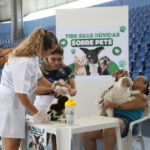 Assinatura que permite o início dos atendimentos veterinários foi realizada durante a Feira de Saúde Animal, na sexta-feira (1º). Foto: Prefeitura de Paranaguá