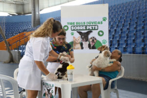 Assinatura que permite o início dos atendimentos veterinários foi realizada durante a Feira de Saúde Animal, na sexta-feira (1º). Foto: Prefeitura de Paranaguá