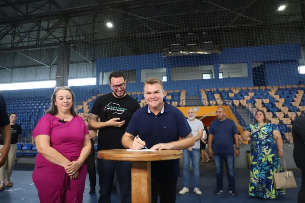 Entre os presentes na assinatura da ordem de serviço realizada pelo prefeito Marcelo Roque estavam a secretária de Saúde, Luciana Costa, e o deputado federal Matheus Laiola. Foto: Prefeitura de Paranaguá