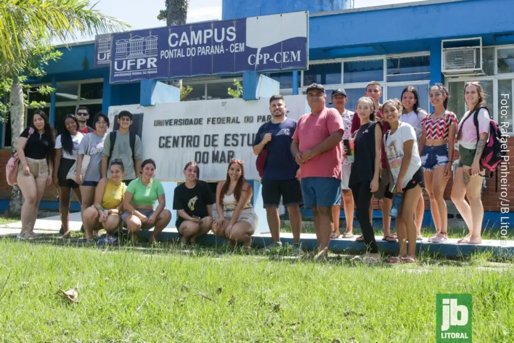 Marcos sempre dormiu pouco e viveu muito; com duas profissões ao mesmo tempo por duas décadas, ele aposentou da estiva e passou no vestibular da UFPR. Foto: Rafael Pinheiro/JB Litoral