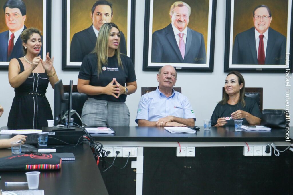 Durante visita técnica do Sebrae, no último dia 23, houve reunião, com apresentação de dados, na Prefeitura de Paranaguá. Foto: Prefeitura de Paranaguá
