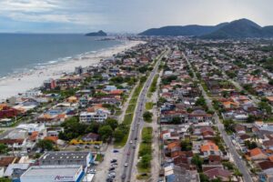 A duplicação da PR-412 pretende melhorar a mobilidade urbana em um trecho de 14,5 quilômetros entre Matinhos e Praia de Leste. Foto: Roberto Dziura Jr/AEN