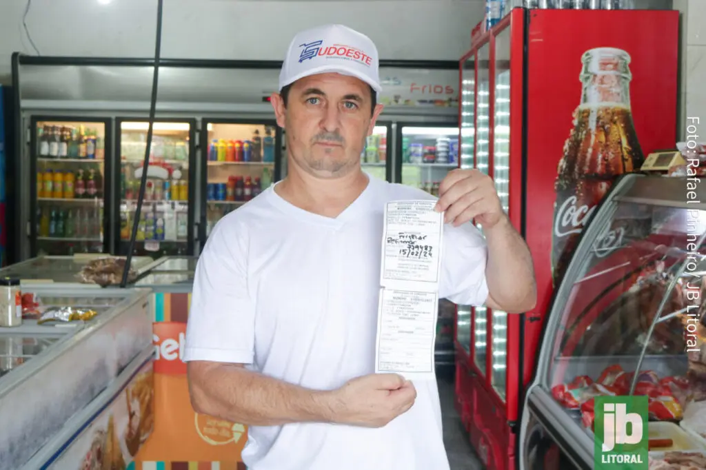 Vanderlei Xavier Simões, proprietário do Mercado Sudoeste, teve um prejuízo de R$ 7 mil em apenas um mês devido às constantes quedas de energia que danificaram os equipamentos de seu estabelecimento. Foto: Rafael Pinheiro/JB Litoral