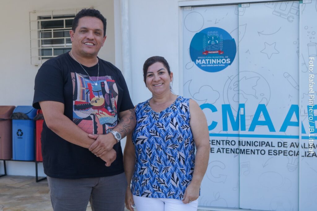 O secretário de Educação, Mário Braga, e a coordenadora do Centro Municipal de Avaliação e Atendimento Especializado da Educação, Dabinei Lima Ferreira.