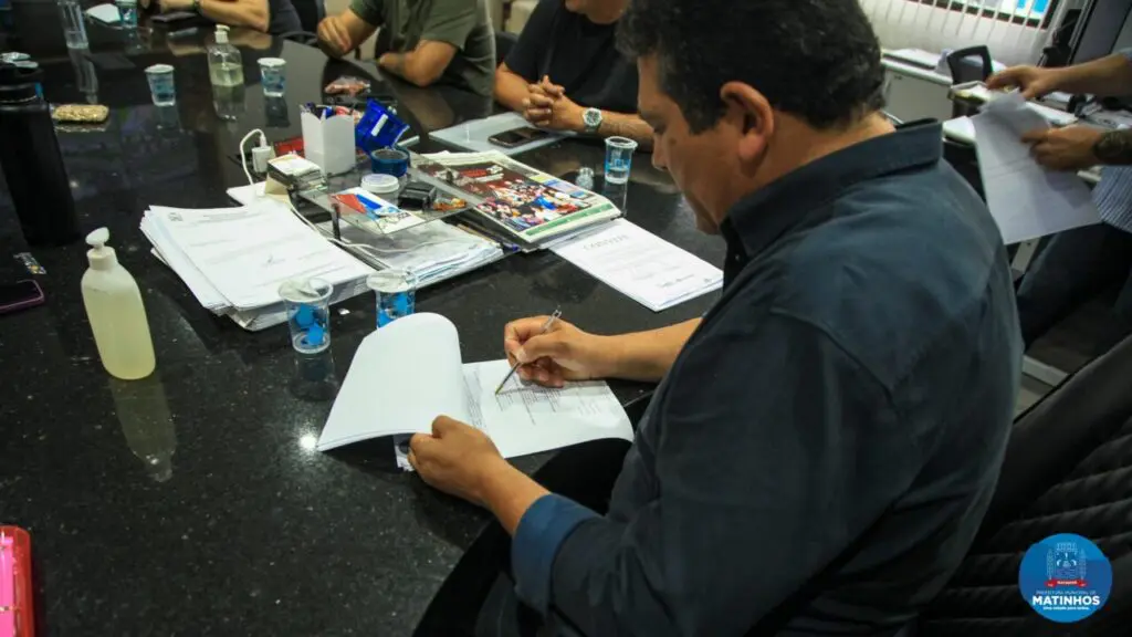 O termo de fomento foi assinado pelo prefeito Zé da Ecler na última sexta-feira (22). Foto: Prefeitura de Matinhos